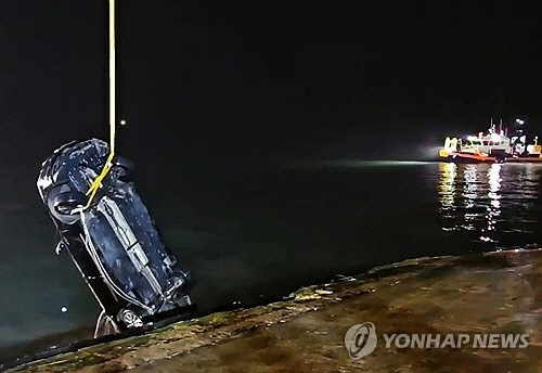 2일 오후 전남 진도군 임회면 진도항 인근 해상으로 빠진 일가족 탑승 차량이 인양되고 있다. [목포해양경찰서 제공. 진도=연합뉴스]